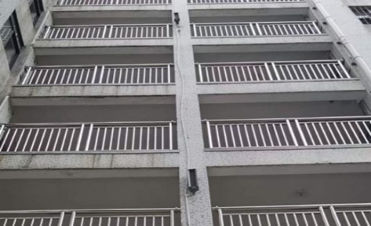 東莞實驗中學(xué)304不銹鋼管護欄整體效果
