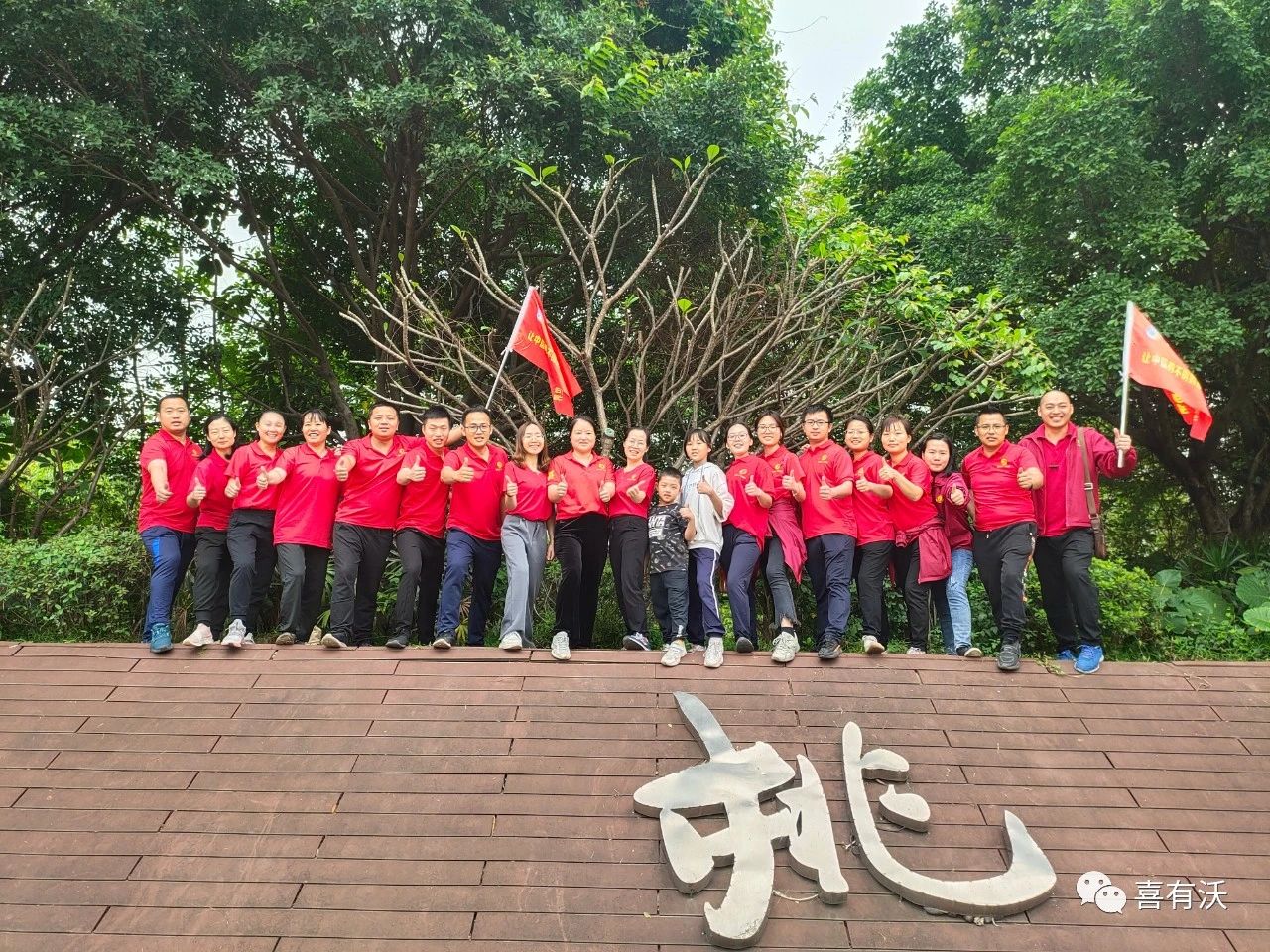 　　中途，大家補給能量的地點也是選擇觀景位置極佳的地方，開心就餐的同時還能觀景。